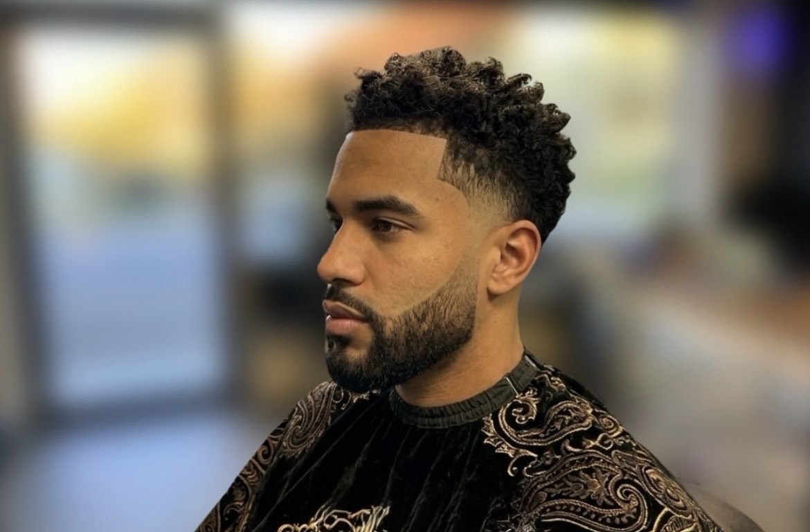 Coupe afro bouclée avec contour précis — Versco Barber